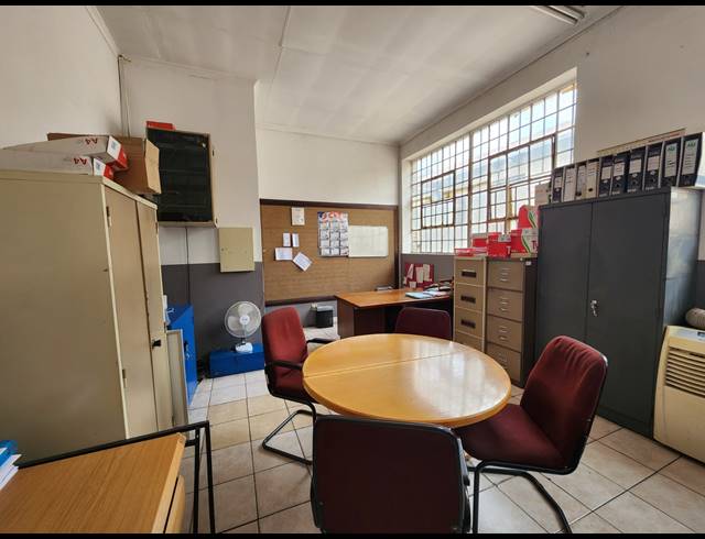 399M² WAREHOUSE TO LET IN WYCHWOOD